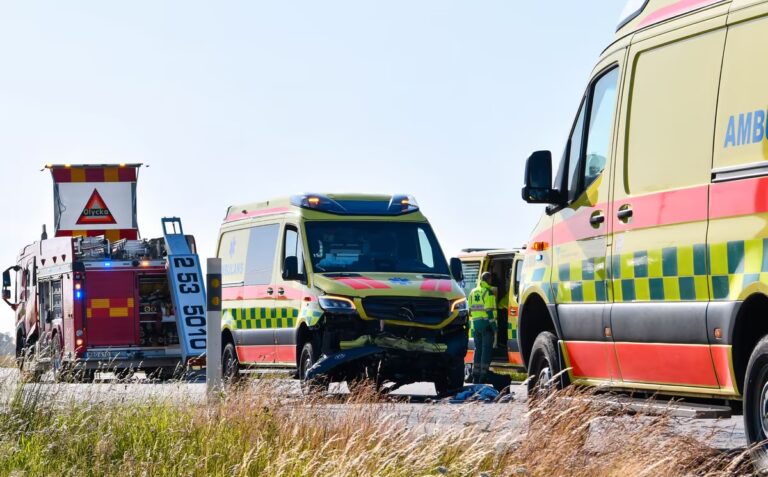 Ambulans i frontalkrock – sju till sjukhus