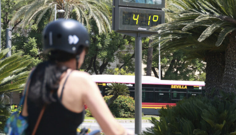 Toårig dreng død: Glemt i en varm bil