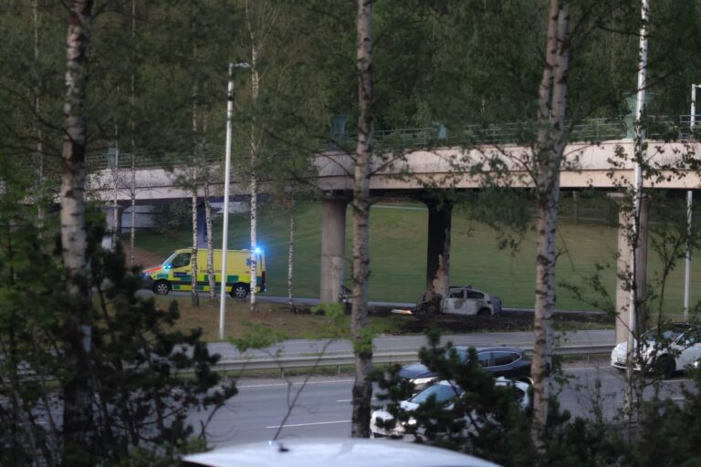 Bil i svår krasch på E4 – man död