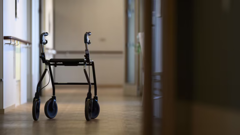 Lämnades i blod och avföring – personal hotade med släktingar