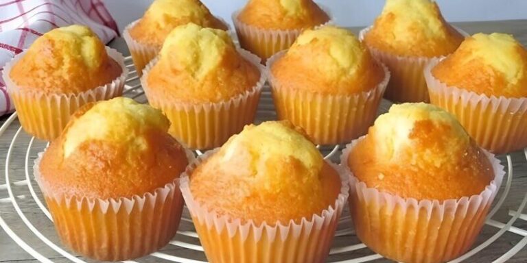 ✨ Världens godaste recept. ✨ Dessa delikata, luftiga muffins smälter bara i munnen…  Prova dem en gång så gör du dem om och om igen.   FULLSTÄNDIG GUIDE – i de första kommentarerna