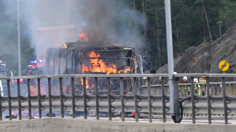 Dödskrasch på Värmdöbron – Gasbuss och bil i våldsamt inferno!