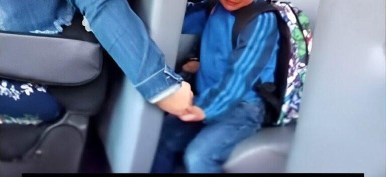 „Skolbusschauffören ansåg inte att ett foto där hon håller ett gråtande barns hand var något stort – men den lokala polisen hade en annan åsikt.“