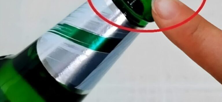 Flasklocket är försett med en liten, tydlig prick som är enkel att hitta.