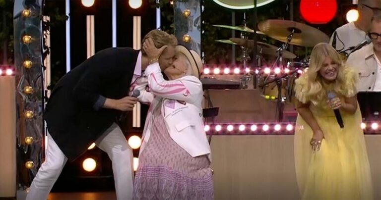 Christina Schollins heta kyss i Allsång på Skansen framför Pernilla