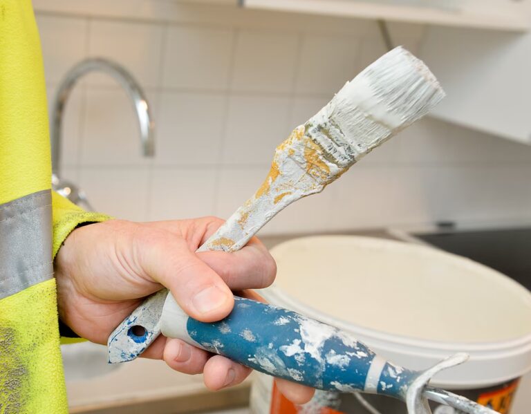 Hantverkare åtalas: Tog på sig husägarens trosor