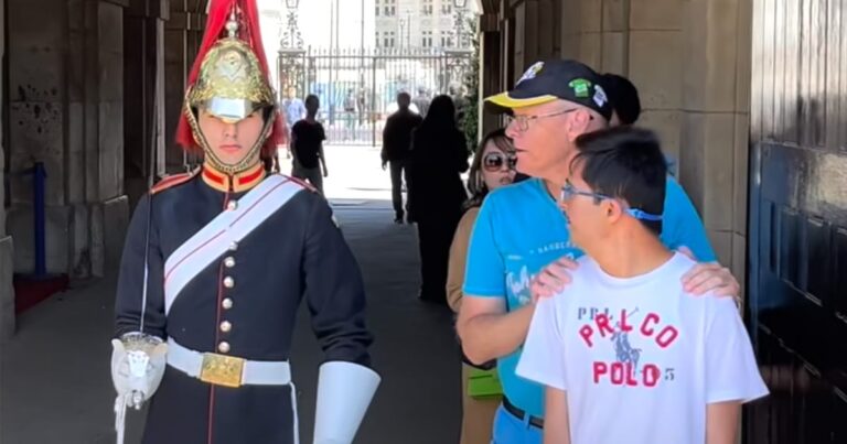 Slottsvakt låter pojke med Downs syndrom ta foto