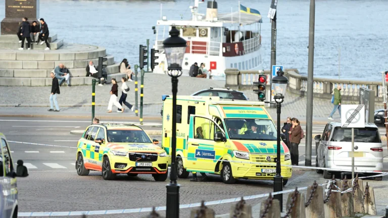Två personer allvarligt skadade – blev påkörda i Gamla stan
