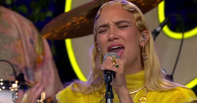 Agnes Carlsson tolkade Marie Fredriksson i Allsång på Skansen