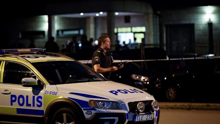 Två skjutna i bil norr om Stockholm