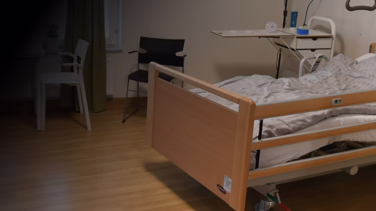 Larmet från LSS-boendet – man låg i nedkissad säng i timmar