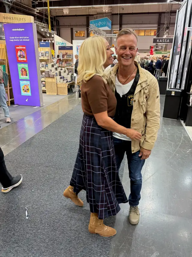 Martina Haag visar kärleken – nyförlovad med polisen Peter: “Jättekära”