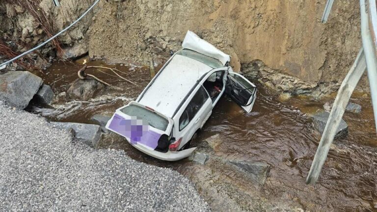 Man död – rasade ner med bil när vägen gav vika