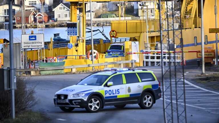 Två till sjukhus efter olyckan vid färjan – polisen utreder orsaken bakom den dramatiska händelsen