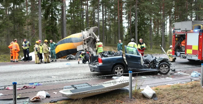 Barnfamilj i svår trafikolycka – tre döda