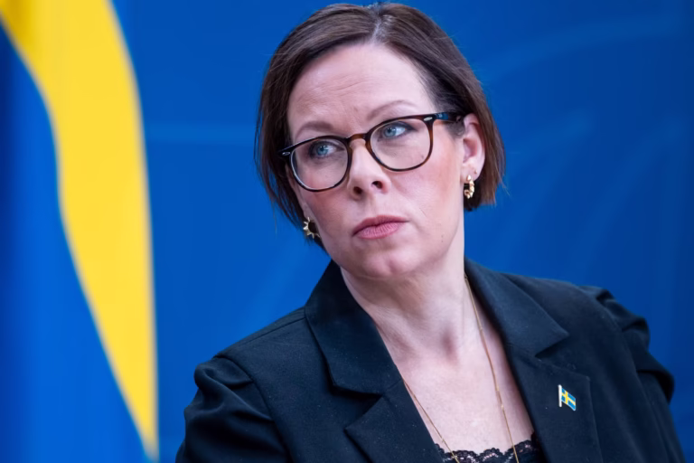 Utrikesministern anmäls till konstitutionsutskottet efter sina hårda ord om Gretas flottilj-aktivister – men nu slår Malmer Stenergard tillbaka och kallar dem självupptagna. ”De har fått situationen att handla om sig själva”, skriver hon.