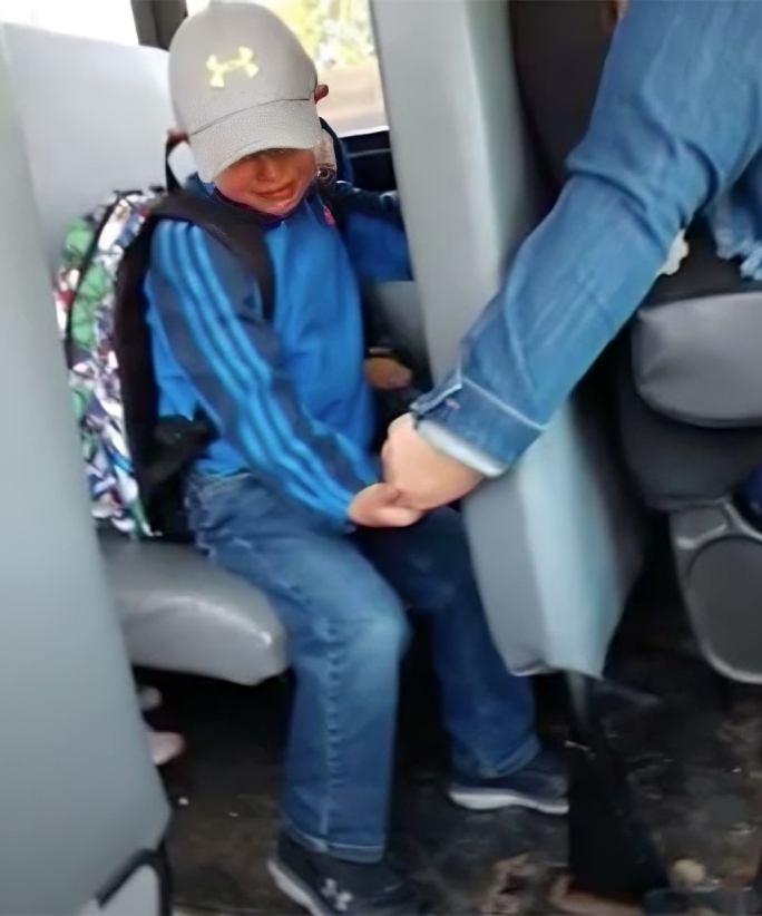 Busschaufför tröstar pojke och hyllas stort