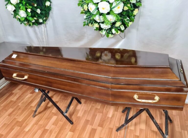 Vid en 8-årings begravning utbröt en brand – familjens fruktansvärda avslöjande lämnade dem i tårar