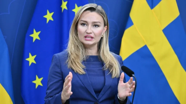 Ebba Busch vill förbjuda burka och niqab i offentliga miljöer