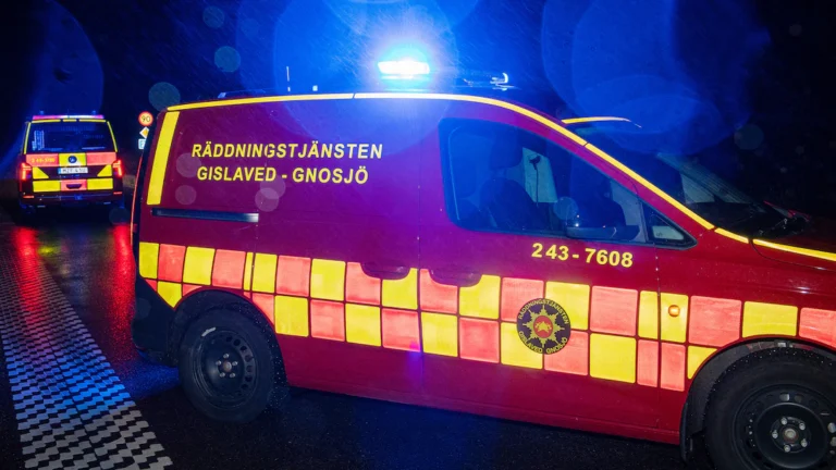 Man i 25-årsåldern död efter frontalkrock mellan buss och bil