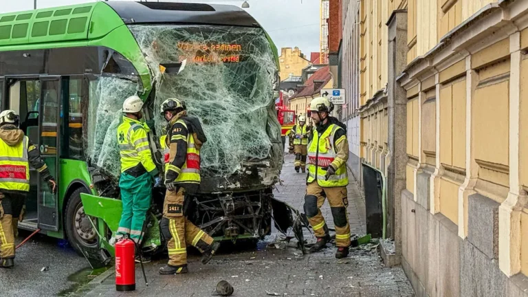 Kaos efter busskrocken – räddningstjänsten kämpar för att få loss chauffören!