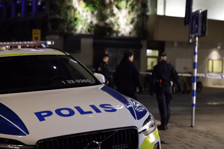 Skottlossning på Stureplan! Man allvarligt skadad utanför exklusiv nattklubb – panik och kaos mitt i Stockholms nattliv!