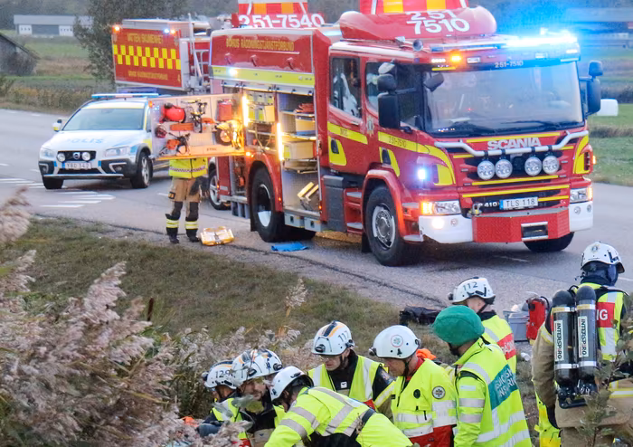 Två till sjukhus efter allvarlig singelolycka – fordonet välte vid vägkanten