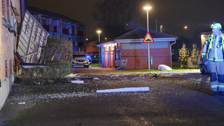 Man i 70-årsåldern skadad efter mycket kraftig explosion vid trapphus