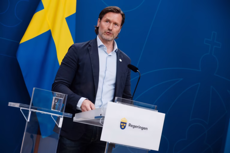 Chockbesked: Barn dömda för grova brott kan redan nästa år hamna i fängelse – Liberalernas Martin Melin menar att det kan rädda deras skolgång!