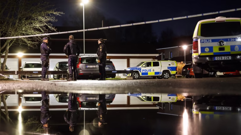 “Två personer allvarligt skadade i kökrock – förda till sjukhus med livshotande skador”