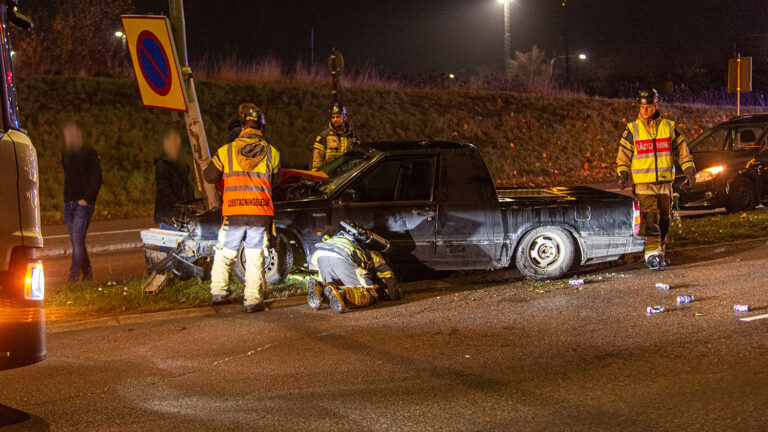 “Just nu: A-traktor i olycka med lyktstolpe – polisen på plats”
