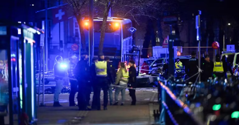 Chock i centrala Stockholm: Buss kraschade rakt in i busshållplats på Valhallavägen