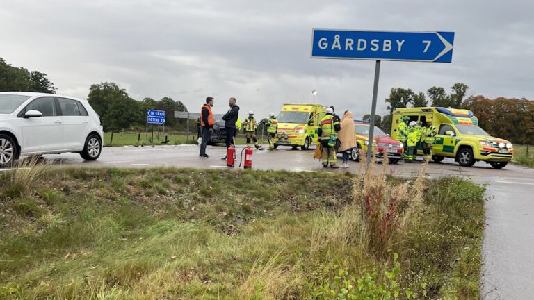 “En person förd till sjukhus efter trafikolycka i Rottne – tillståndet bedöms som allvarligt”