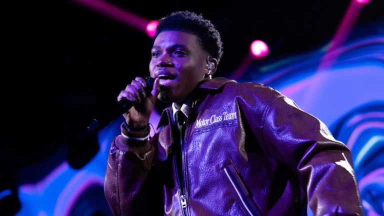 Kom till Sverige för fyra år sen – nu sjunger han på svenska