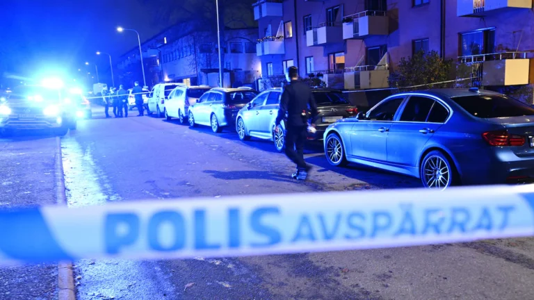 Ung man död efter skottlossning vid flerfamiljshus – stor polisjakt