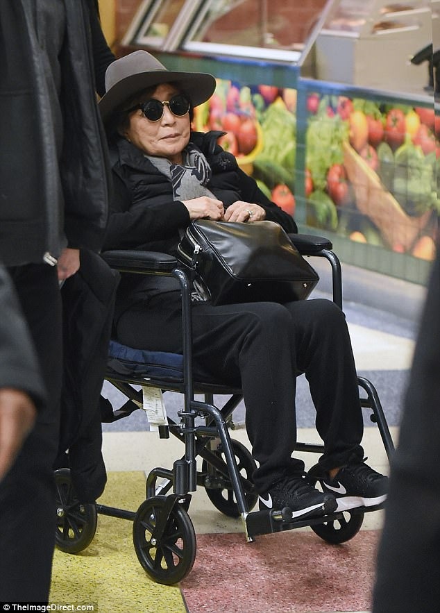 ”Kommer du att känna igen den här gamla japanska kvinnan i rullstol? Hon är änkan efter en mycket känd person!