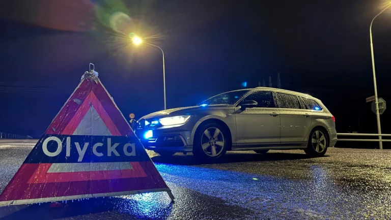 “Kaos på vägarna: Svarthalka, olyckor och snö – trafiken i total fara!”