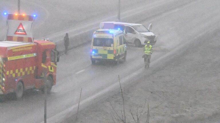 “Våldsam krasch på E4 – en person förd till sjukhus, totalstopp skapar långa köer”