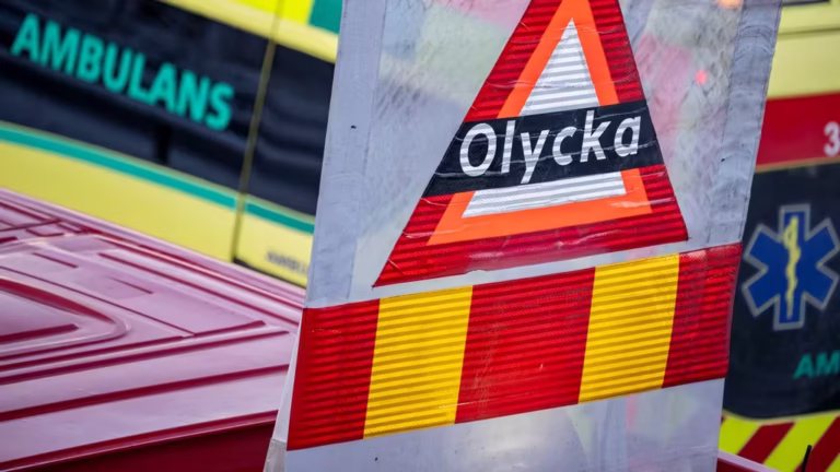 Kaos på vägen: Buss välter – sjukhuset i katastrofläge!