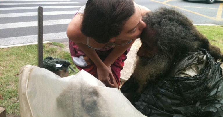 Hon gick förbi en hemlös man varje dag – tills en enda ton förändrade allt