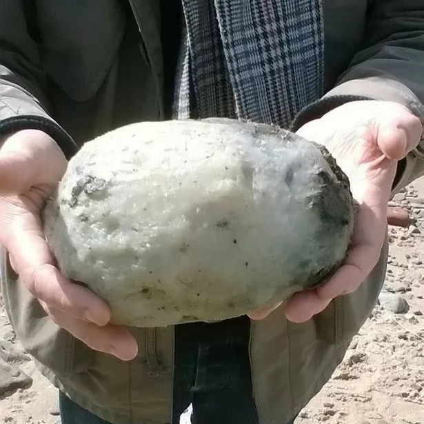 ”Ett par upptäckte vad de först trodde var en vanlig sten, men efteråt insåg de dess verkliga värde.”