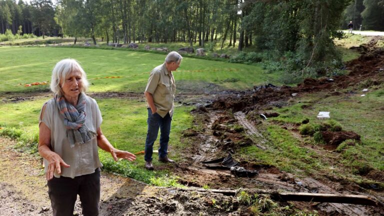 “De kom hem – och möttes av tragedin: Fem män döda på parets tomt. ‘En förfärlig syn’, berättar de chockade ägarna.”