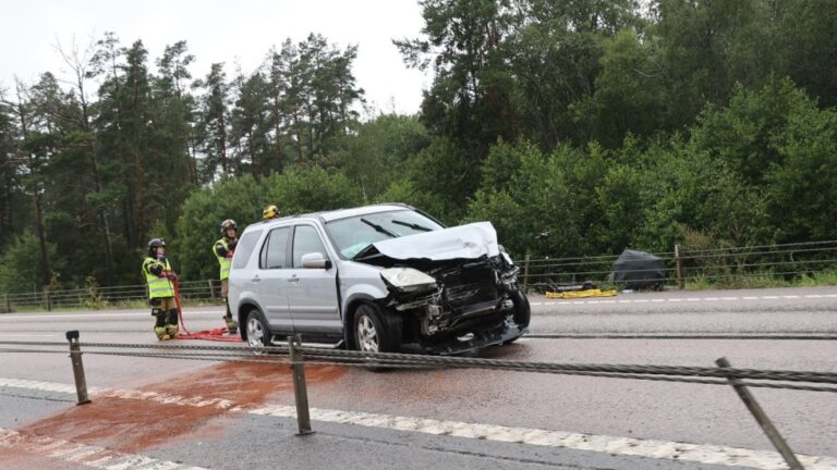 “Chockkraschen: Bilen totalvrakades mot mitträcket”