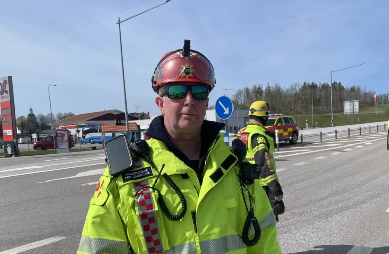 Konsekvenserna av en hastighetsöverträdelse? Två bilar av vägen efter krock