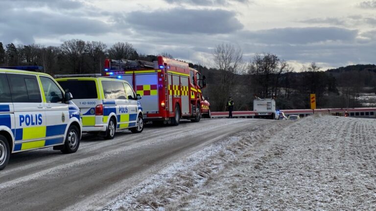 Kvinnans liv är fortfarande i fara efter tågkrocken – läkarna kämpar ständigt för hennes liv