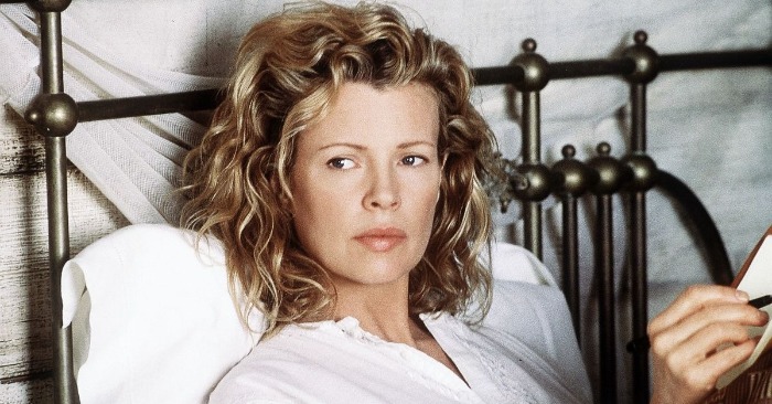 Den ikoniska skådespelerskan Kim Basingers kosmetiska kirurgiförvandling väcker diskussioner