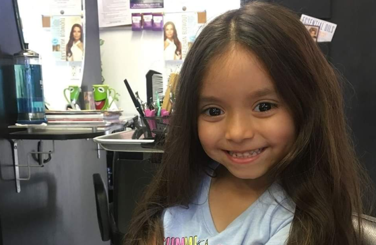 Frisören blev överraskad när hon förde in kammen i håret.