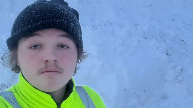 Andreas, 17, skottar snö – helt gratis