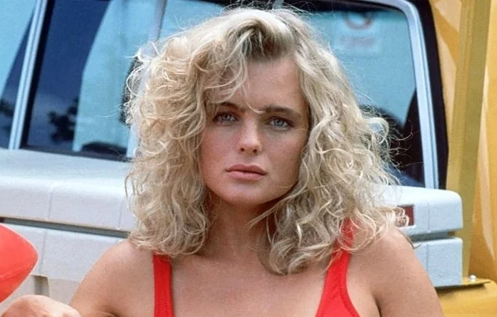 Baywatch-stjärnan Erika Eleniak fortsätter att förvåna fansen med sitt nya utseende, och ser fantastisk ut som 54-åring