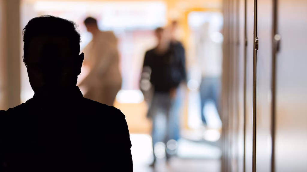 Uppgifter: Rektor gripen för flera våldtäkter mot tidigare elev